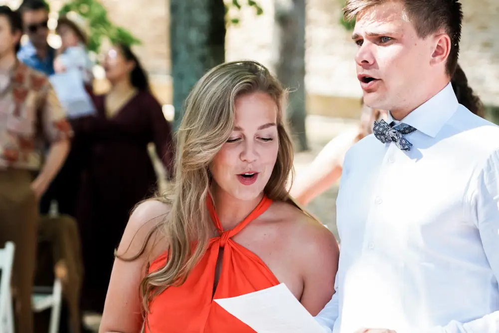 couple qui chante avec un groupe pendant une cérémonie de mariage