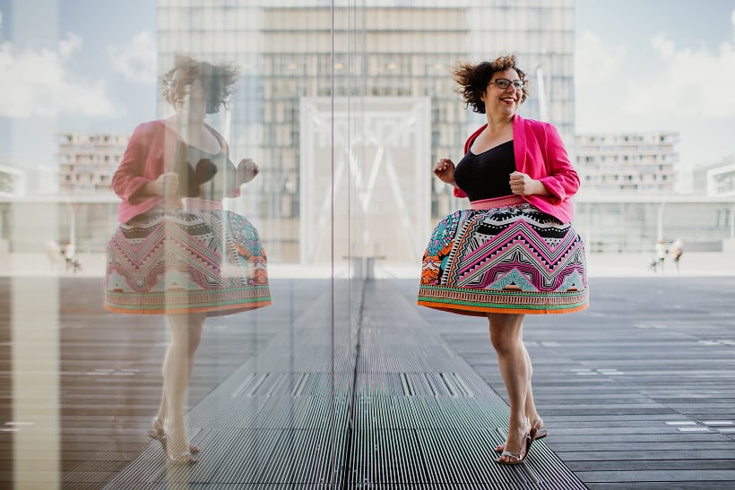 Officiante de cérémonie laïque heureuse