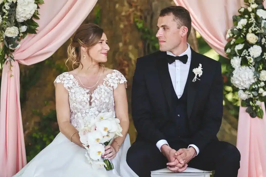 un couple de mariés qui se regardent dans les yeux