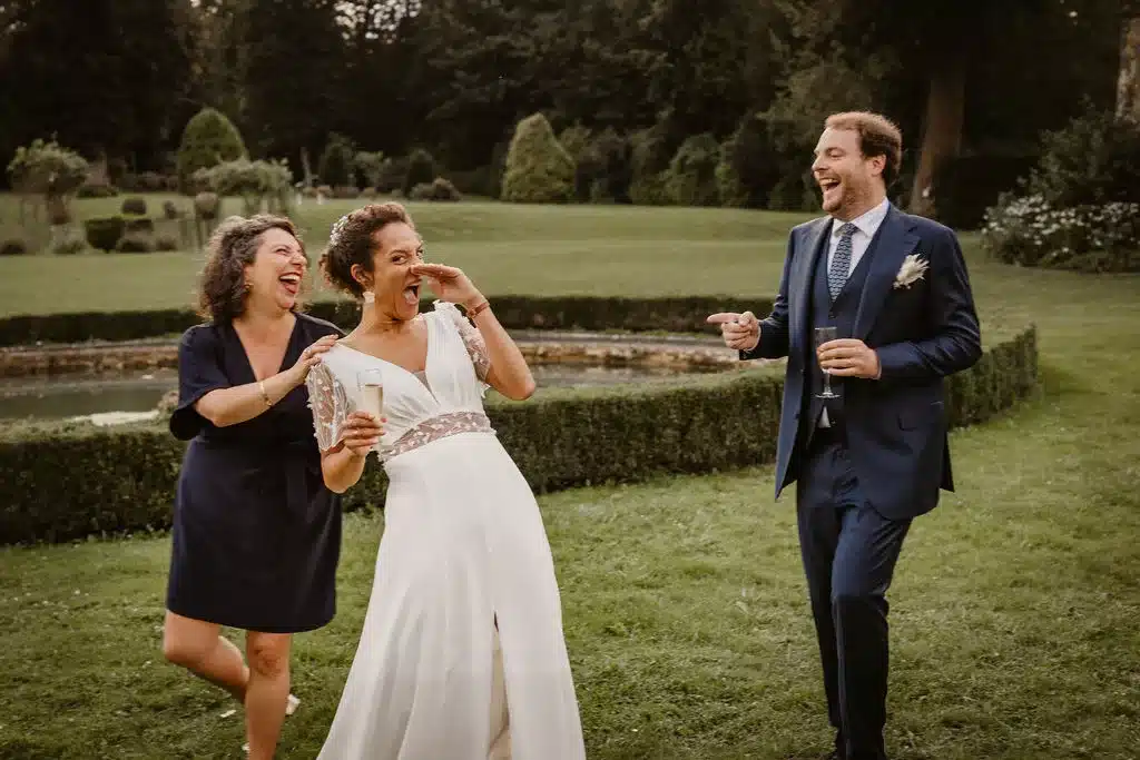 couple de mariés qui rient avec leur officiante