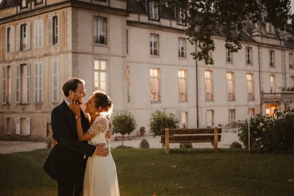 mariés devant le château d'Aveny