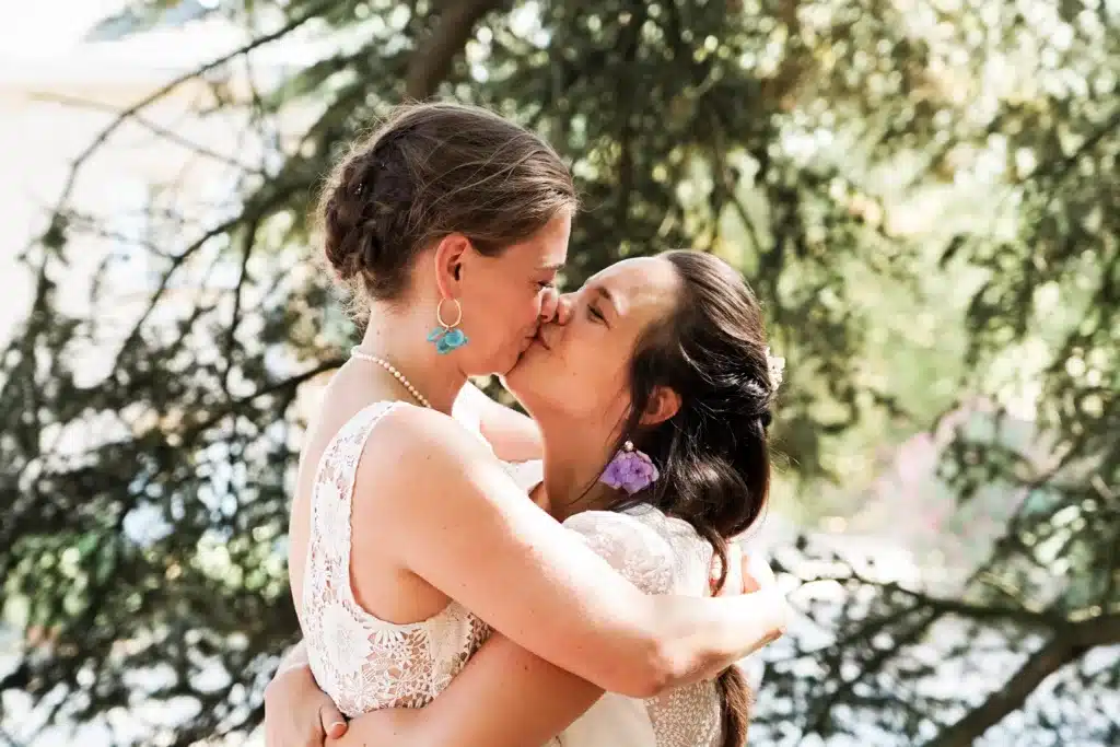 couple de femmes qui s'embrassent