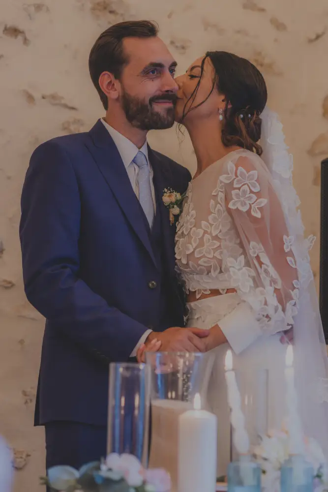 couple de mariés, elle l'embrasse sur la joue